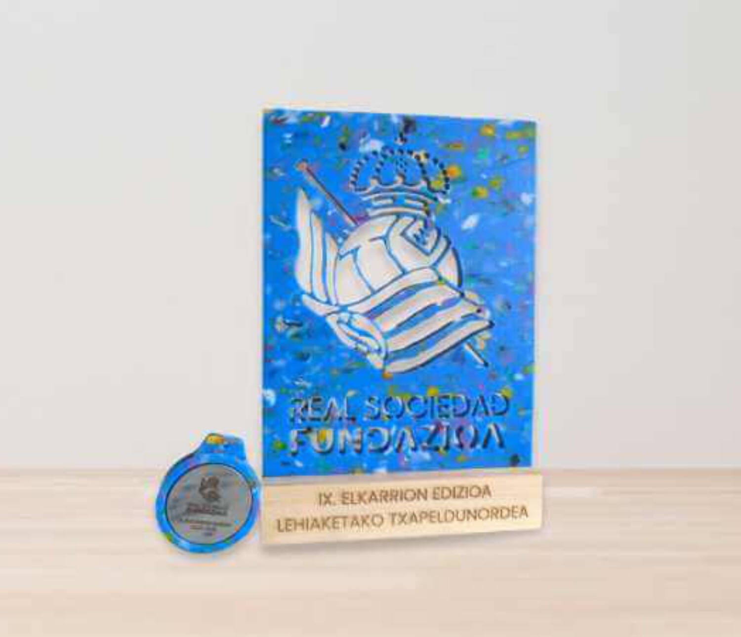 trofeo del Real sociedad Material reciclado y grabado en madera