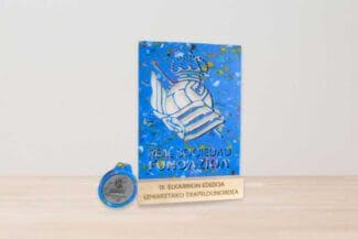 trofeo del Real sociedad Material reciclado y grabado en madera