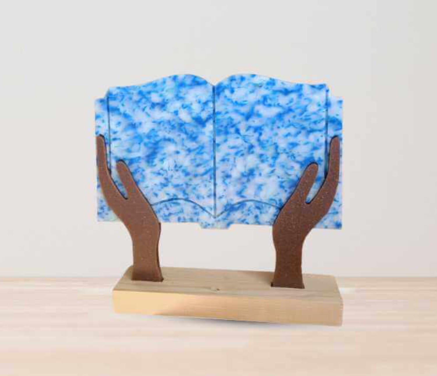 prototipo trofeo en material reciclado y madera