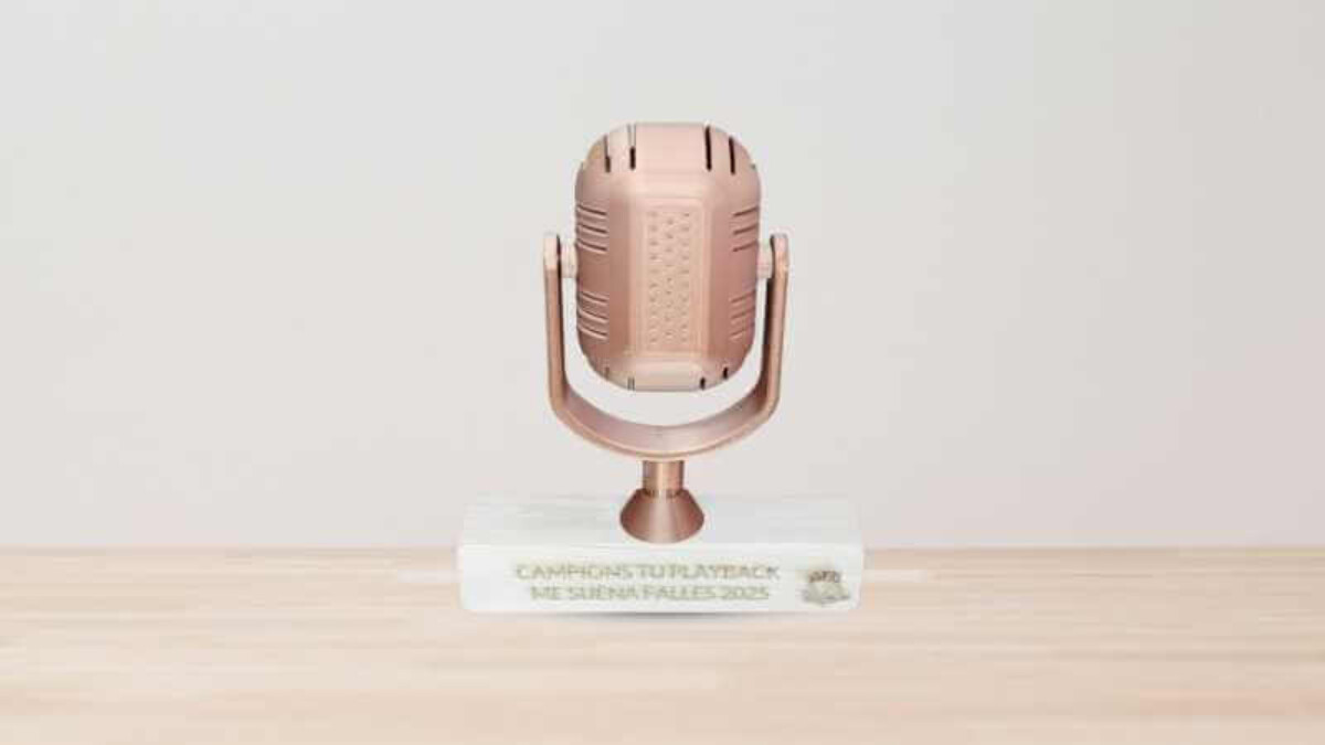 Trofeo acabado metalizado